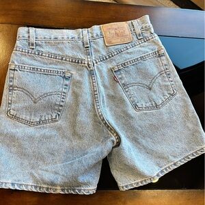 Levi's 550 High Waisted Jean Shorts Women size 29. Smoke free and pet free home